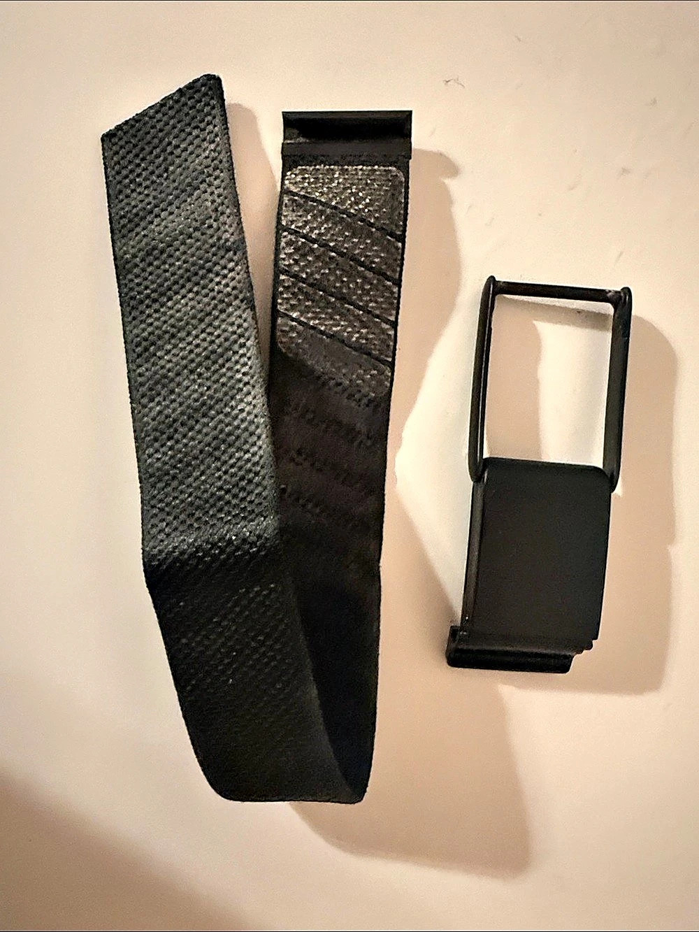 Whoop Peak sensor, band and charging cable